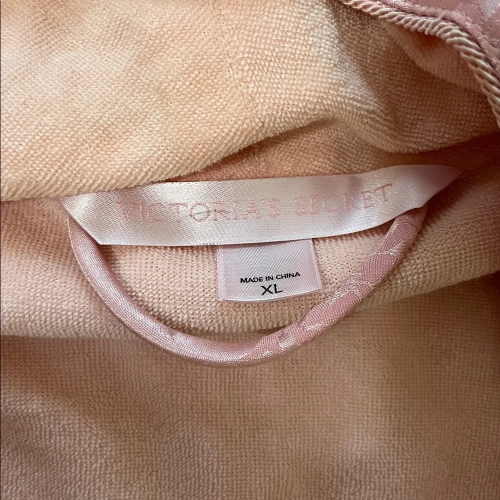 Victoria's Secret Pink Satin Floral Robe - Picture 4 of 10